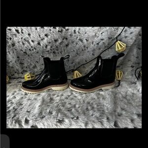 3002. Dolce Vita Stormy Rain Boot sz 7. Nwot or box.